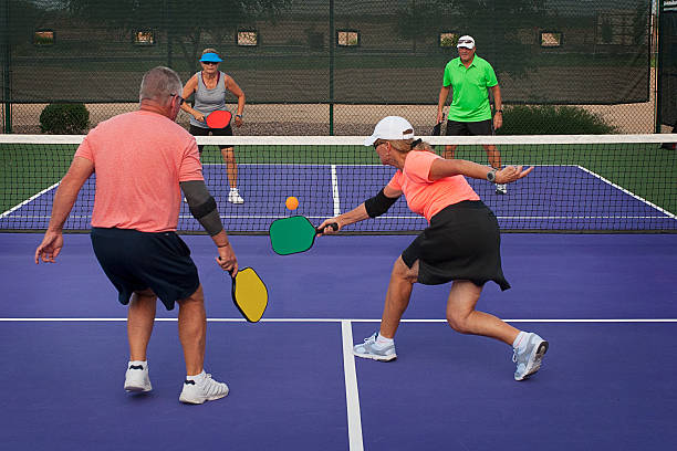 пиклбол действий-смешанный удваивает 1 - table tennis racket sports equipment ball стоковые фото и изображения