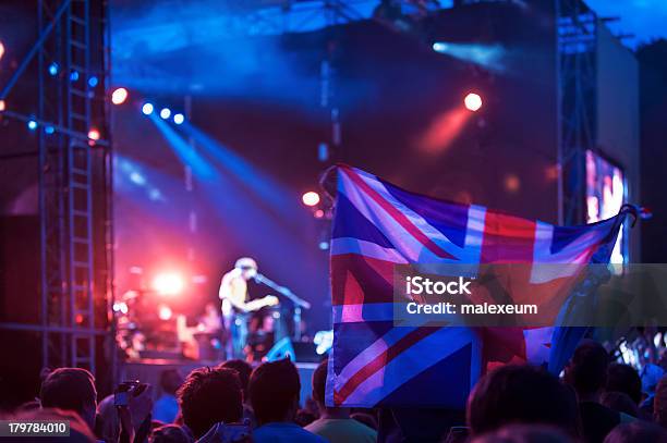 Koncert Tłum - zdjęcia stockowe i więcej obrazów Flaga Wielkiej Brytanii - Flaga Wielkiej Brytanii, Flaga Anglii, Muzyka