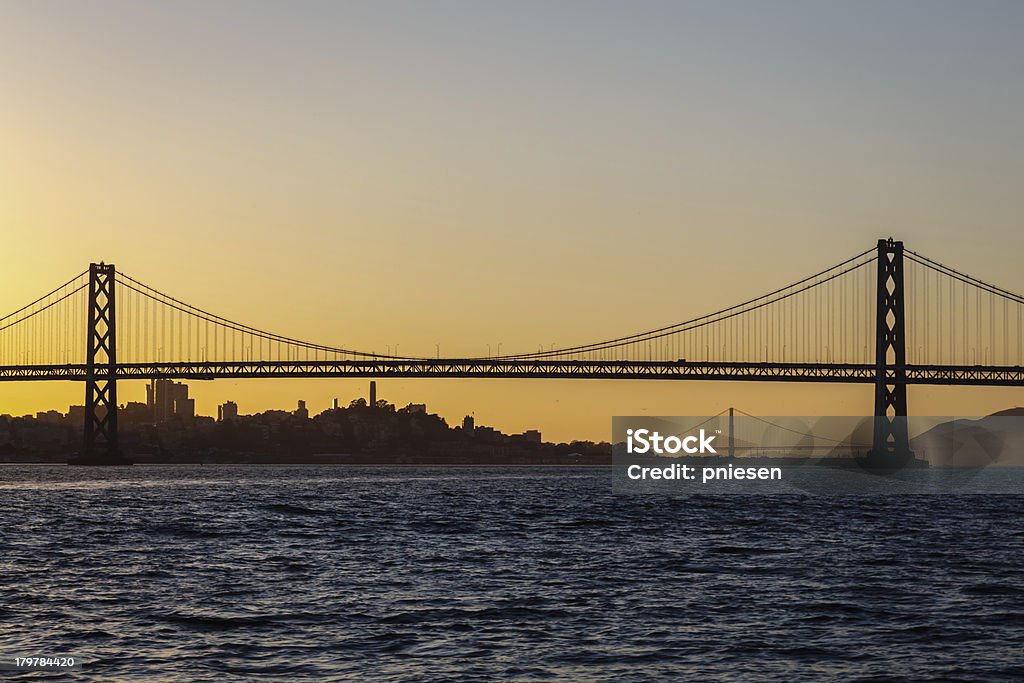 Baía de São Francisco e da Ponte Golden Gate no pôr-do-sol - Foto de stock de Arquitetura royalty-free