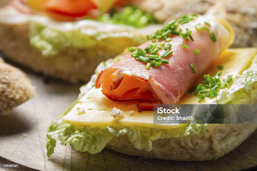 Freschi sandwich con lattuga, formaggio e prosciutto - Foto stock royalty-free di Affamato