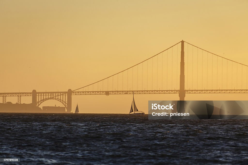 Barco de vela y del puente Golden Gate al atardecer en horizon - Foto de stock de Agua libre de derechos