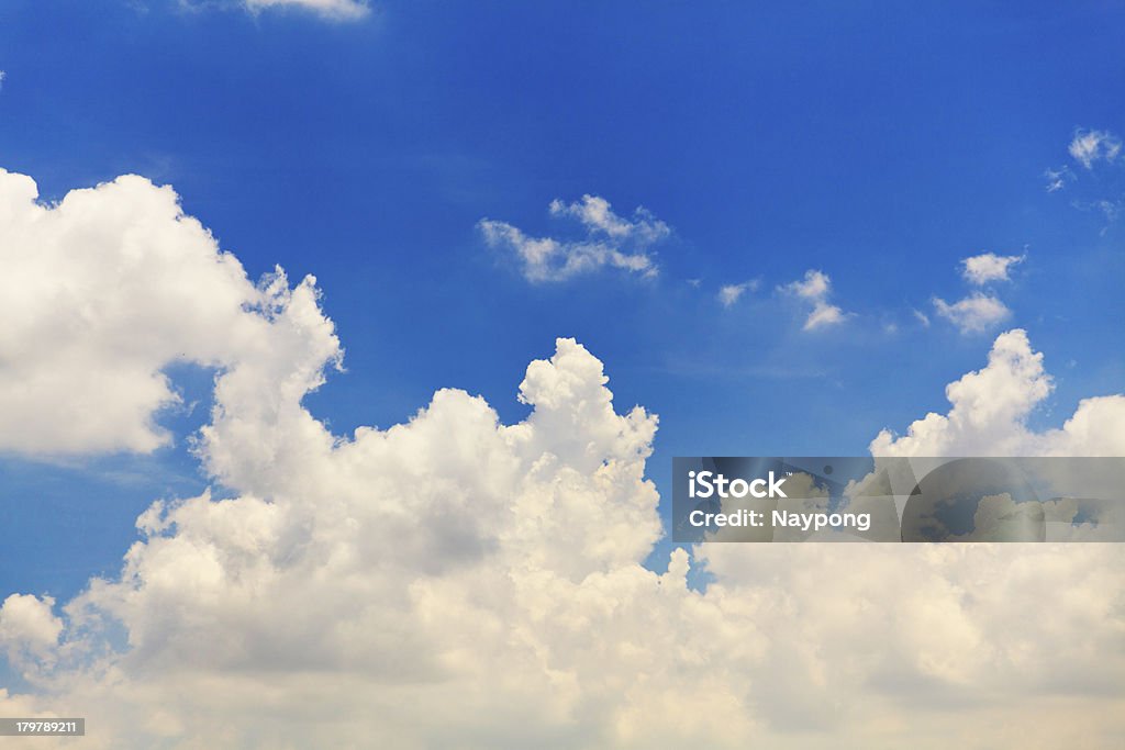 하얀 구름 in blue sky - 로열티 프리 0명 스톡 사진