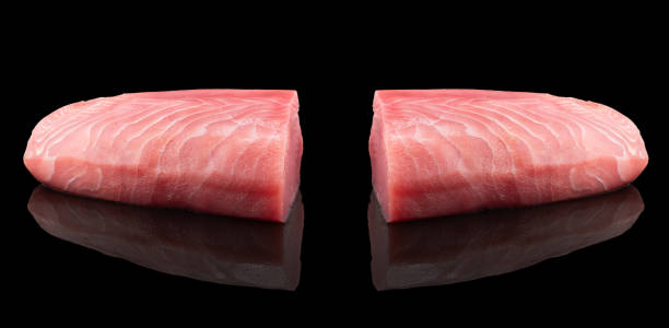 노란 지느러미 참치 스테이크는 검은 배경에 분리되어 있다. 신선한 희귀 참치 스테이크가 분리되었습니다. 생 황 다랑어 필레 질감. 배경 신선한 생선 고기입니다. 참치 고기 조각의 평면도. - tuna prepared ahi food tuna steak 뉴스 사진 이미지