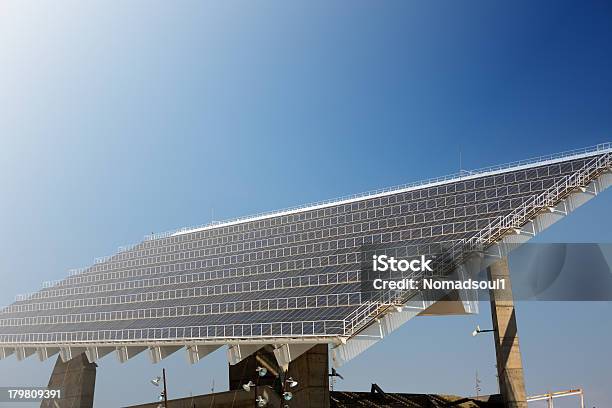 Gigante Pannello Solare - Fotografie stock e altre immagini di Attrezzatura - Attrezzatura, Blu, Collezione