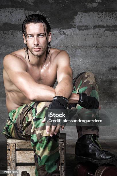 Foto de Retrato De Bonito Músculos Do Atleta e mais fotos de stock de Academia de ginástica - Academia de ginástica, Adulto, Atividade