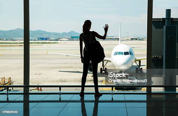 Esperando El Vuelo Foto de stock y más banco de imágenes de Adulto - Adulto, Adulto joven, Aeropuerto