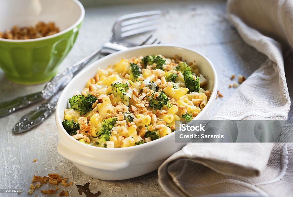 pasta e broccoli al forno - Foto stock royalty-free di Alimentazione sana