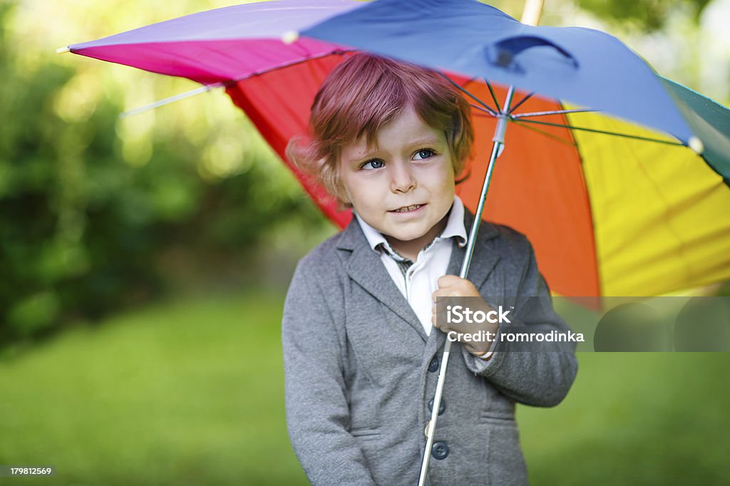 小さなかわいい幼児少年、カラフルな傘とブーツ、outdoo - 1人のロイヤリティフリーストックフォト