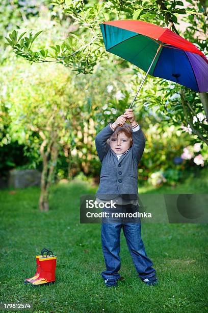 Маленький Милый Малыш Мальчик С Красочные Зонтик И Сапоги Outdoo — стоковые фотографии и другие картинки 2-3 года