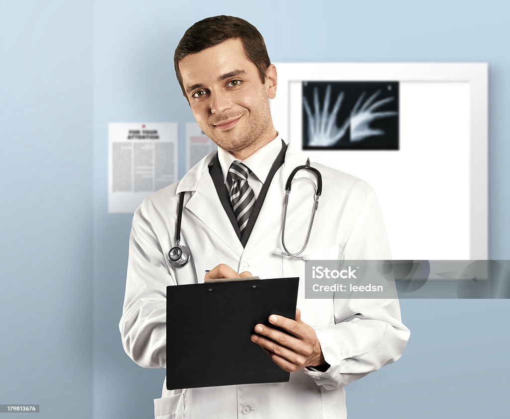 Médico homem com a área de transferência - Royalty-free Adulto Foto de stock
