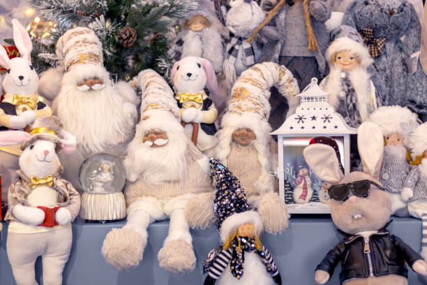 personnages de noël nordique de conte de fées sur le comptoir du magasin. nains, elfes, lapins - window display toy store store christmas photos et images de collection