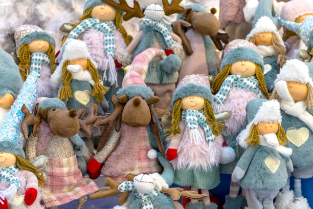 fabuleux personnages de noël scandinaves sur le comptoir du magasin. peluches. filles de noël - window display toy store store christmas photos et images de collection