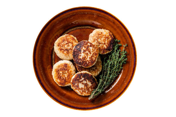 escalopes ou galettes de viande de porc et de bœuf frites dans une assiette rustique.  isolé, fond blanc. vue de dessus. - schnitzel cutlet meat isolated on white photos et images de collection