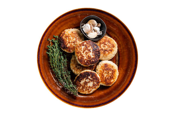 escalopes ou galettes de viande de porc et de bœuf frites dans une assiette rustique.  isolé, fond blanc. vue de dessus. - schnitzel cutlet meat isolated on white photos et images de collection