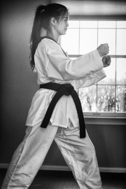tae kwon делают практике - martial arts women tae kwon do black belt стоковые фото и изображения