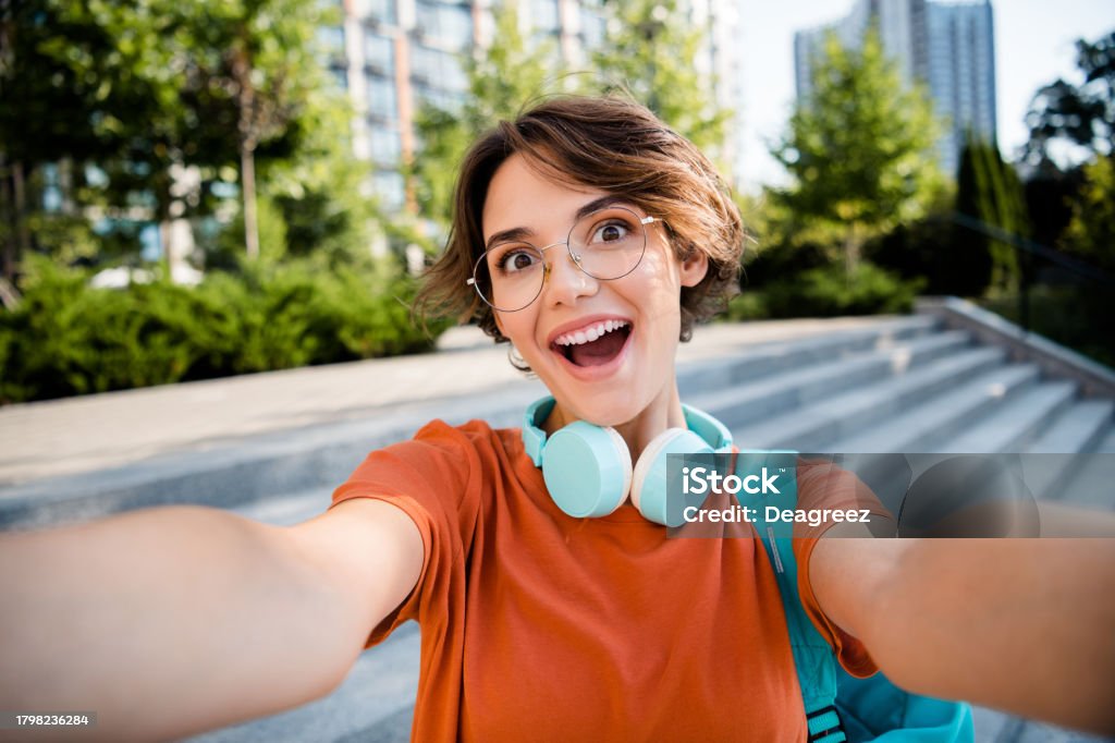 Fotografie funky ohromená dívka oblečená oranžové tričko brýle batoh prohlídka nahrávání video vlog venku městský městský park - Bez autorských poplatků Venku Stock fotka Fotografie funky ohromená dívka oblečená oranžové tričko brýle batoh prohlídka nahrávání video vlog venku městský městský park - Bez autorských poplatků Venku Stock fotka