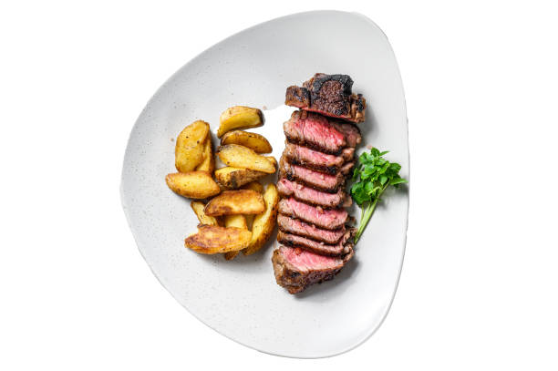 tagliata di scamone alla griglia bistecca di manzo con patate.  isolato, sfondo bianco. - steak strip steak prepared potato grilled foto e immagini stock