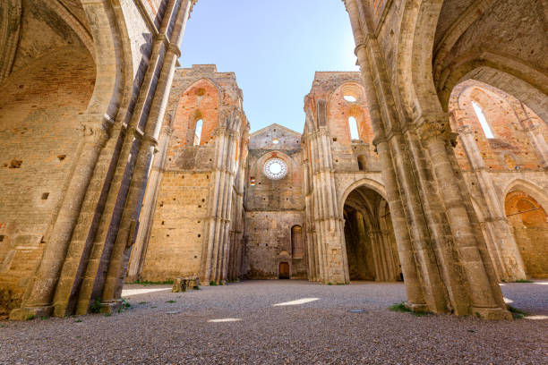 san galgano abbey, toscane, italie - italy old ruin abbey basilica photos et images de collection