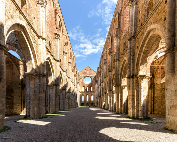 san galgano abbey, toscane, italie - italy old ruin abbey basilica photos et images de collection