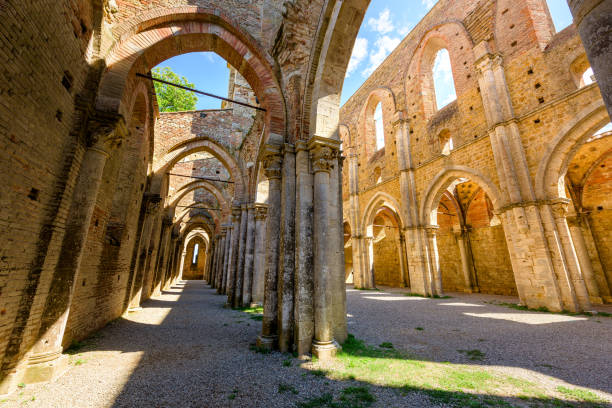 abbazia di san galgano, toscana, italia - italy old ruin abbey basilica foto e immagini stock