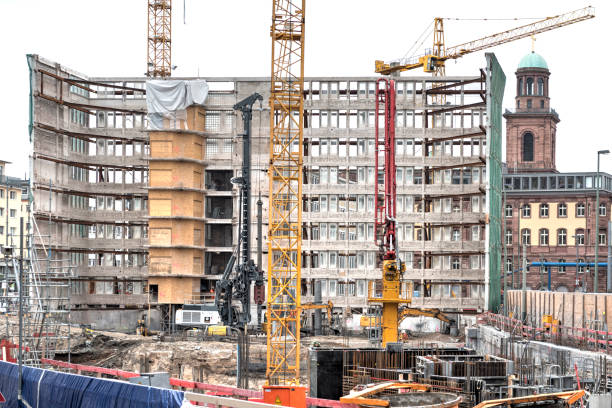 Core refurbishment of an old, multi-storey building with conservation measures for the listed exterior façade