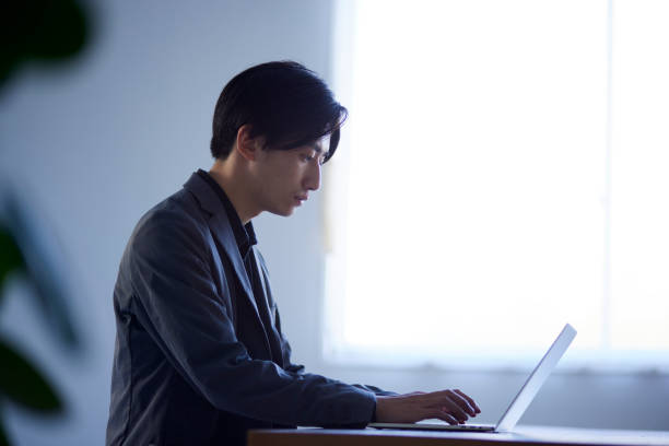 istock Japanese man working in the office 1798438524