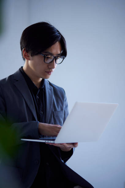 istock Japanese man working in the office 1798438525