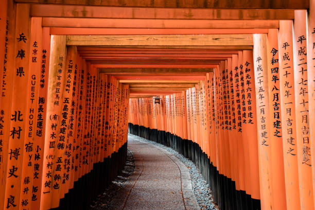 fushimi inari-taisha gate(fushimiinari-taisha) to heaven, kyoto, japan - shinto стоковые фото и изображения