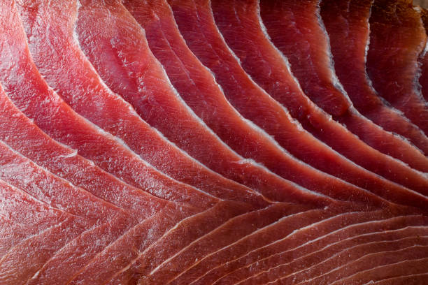 appétissante texture de thon rouge tranché frais, de viande crue. gros plan. photo macro - tuna tuna steak raw bluefin tuna photos et images de collection