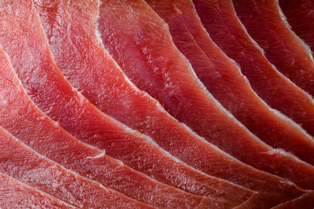 appétissante texture de filet de thon rouge frais tranché cru. gros plan. photo macro - tuna tuna steak raw bluefin tuna photos et images de collection