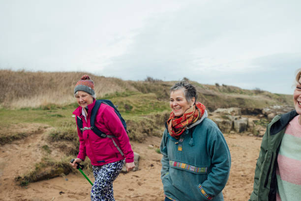 frische meeresluft - bamburgh northumberland england white beach stock-fotos und bilder