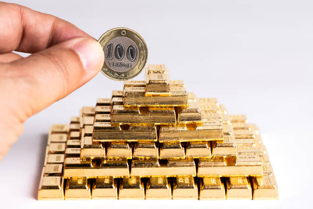 100 moneta tenge kazachskiego i piramida ze sztabek złota - borrowing bullion coin wealth zdjęcia i obrazy z banku zdjęć