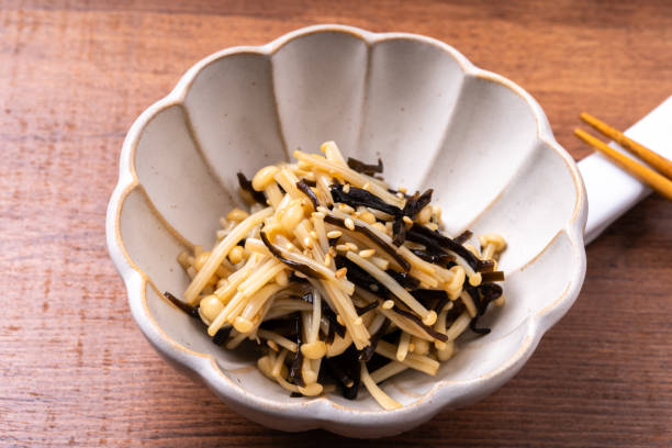 えのき茸と塩昆布 - side dish ストックフォトと画像