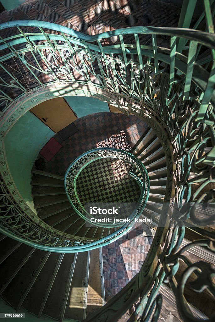 Grounge, old escalera con sombras - Foto de stock de Abandonado libre de derechos