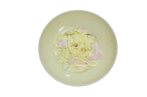 gedämpfte spaghetti weiße cabonara sahnesauce topping slice schinken schweinefleisch - pasta cabonara stock-fotos und bilder