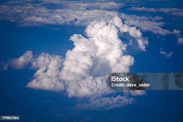 Nuvola - Fotografie stock e altre immagini di Ambientazione esterna - Ambientazione esterna, Bianco, Blu