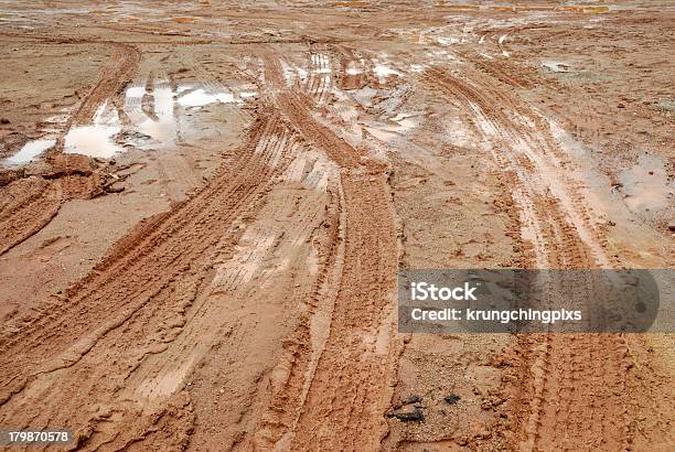 Schizzo Di Strada Con Pneumatici Trail - Fotografie stock e altre immagini di Ambientazione esterna - Ambientazione esterna, Argilla, Bagnato