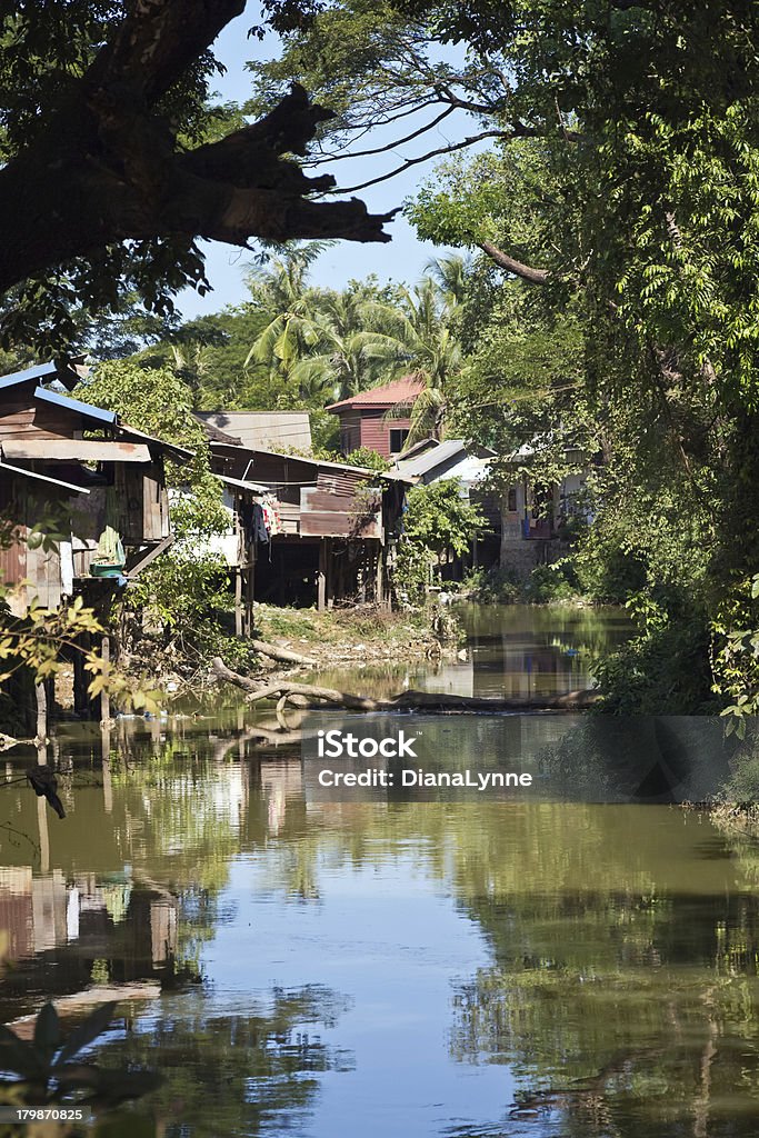 Rivière rustique hébergement dans les tropiques - Photo de Asie libre de droits