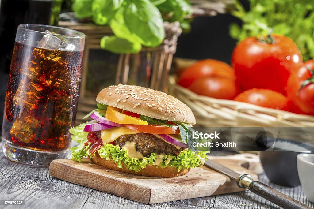 홈메이트 맛있는 함부르거 및 무연탄 ice - 로열티 프리 0명 스톡 사진