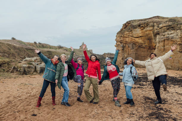 fitness-freunde-foto - bamburgh northumberland england white beach stock-fotos und bilder