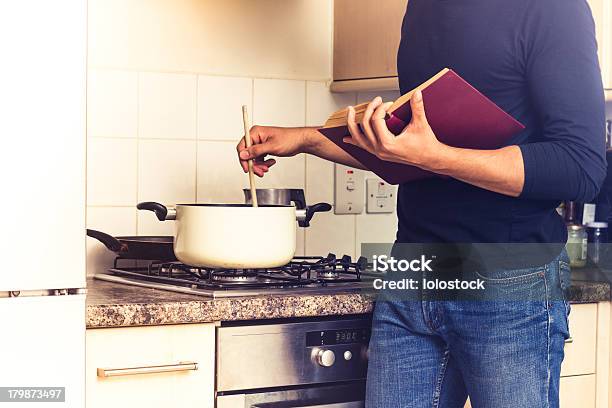 Uomo Seguendo Una Ricetta E Mescolare Il Vaso - Fotografie stock e altre immagini di Adulto - Adulto, Ambientazione interna, Articoli casalinghi