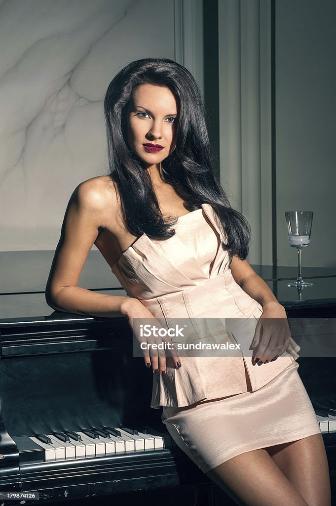 Retrato de un elegante brunette en el piano - Foto de stock de Adulto libre de derechos