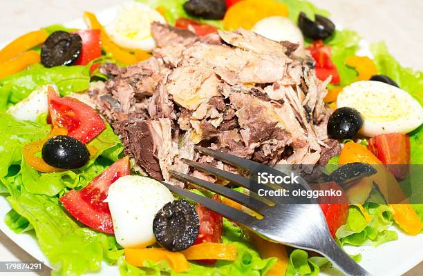 Ensalada De Atún Deliciosas Con Tomates Huevos Aceitunas Y Pimientos Foto de stock y más banco de imágenes de Aceituna