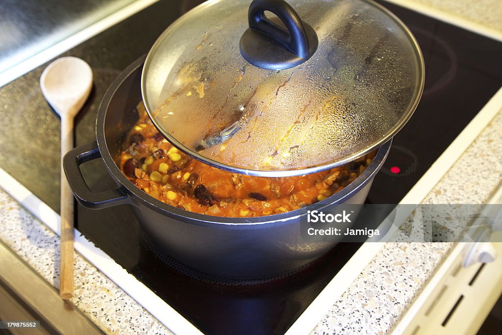 Panela de cozinhar em um fogão - Foto de stock de Alimentação Saudável royalty-free