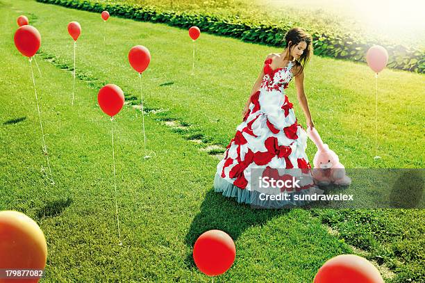 Bella Giovane Ragazza In Piedi Nel Mezzo Del Campo Palline - Fotografie stock e altre immagini di Abbigliamento