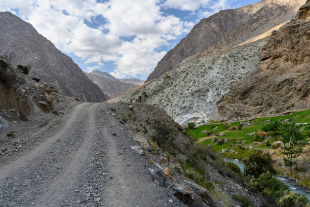 landstraße in den bergen tadschikistans. - italian lake district stock-fotos und bilder