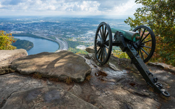 istock 12-Pound Napoleon Cannon at Lookout Mountain 1798960210