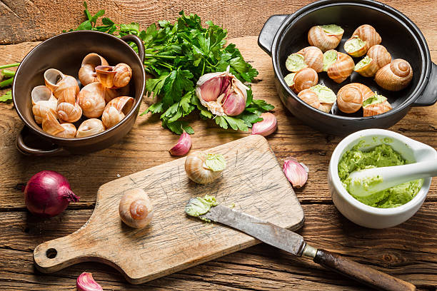 préparer des escargots au beurre à l'ail et herbes - dishware butter cutting board agriculture photos et images de collection