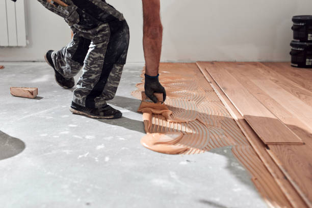 istock Professional handyman installing laminate flooring in a new apartment. 1798992696