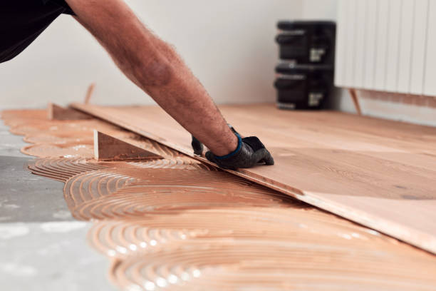 istock Professional handyman installing laminate flooring in a new apartment. 1798992744